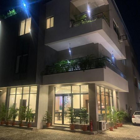 איקג'ה Greywood Hotel And Apartments מראה חיצוני תמונה