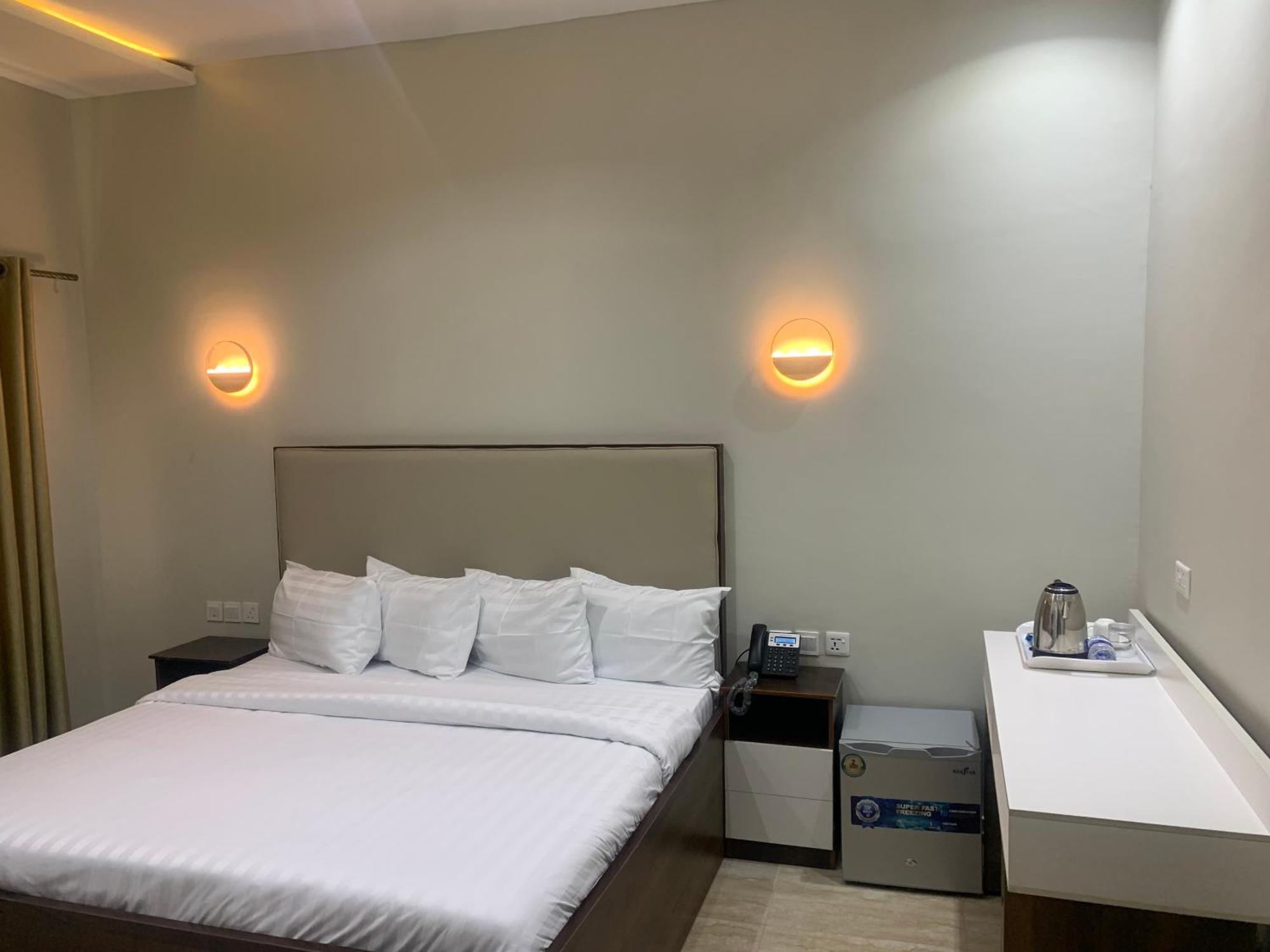 איקג'ה Greywood Hotel And Apartments מראה חיצוני תמונה