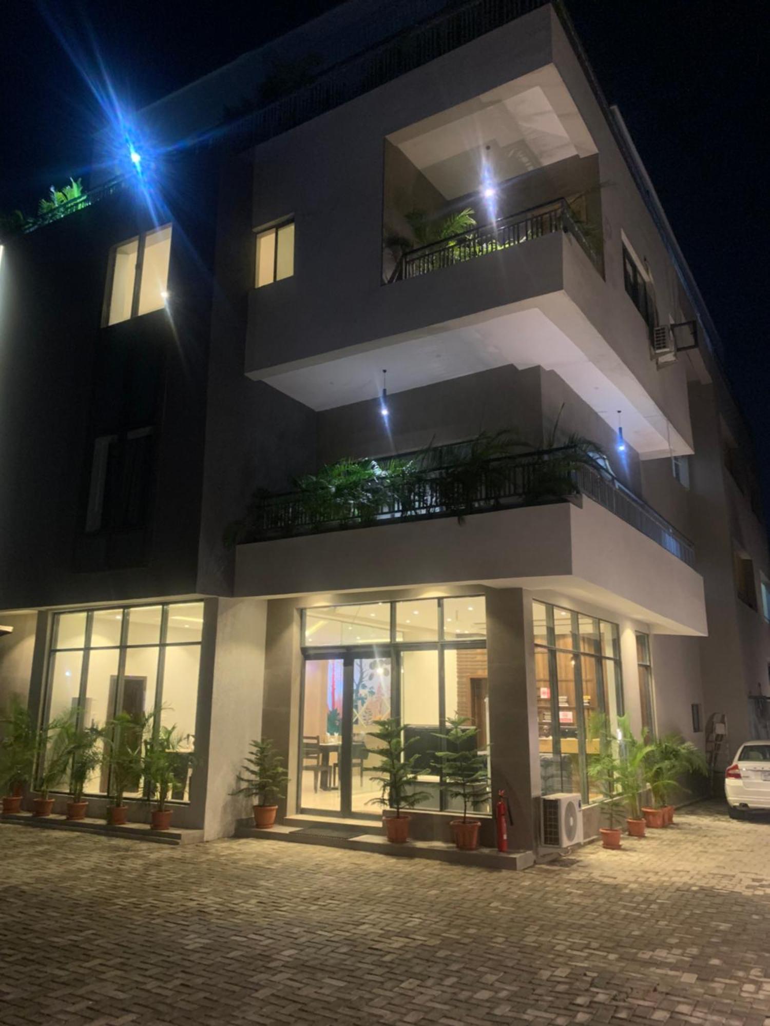 איקג'ה Greywood Hotel And Apartments מראה חיצוני תמונה