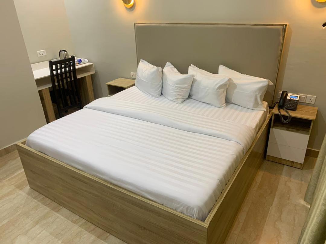 איקג'ה Greywood Hotel And Apartments מראה חיצוני תמונה
